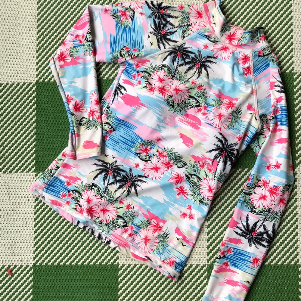 Long sleeve turtleneck swim top xsmall,B cup